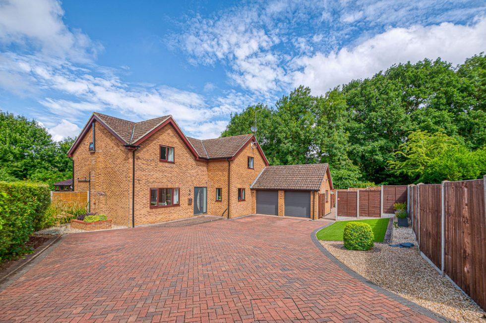 25 Hunsbury Close FOR SALE David Cosby Chartered Surveyors & Estate