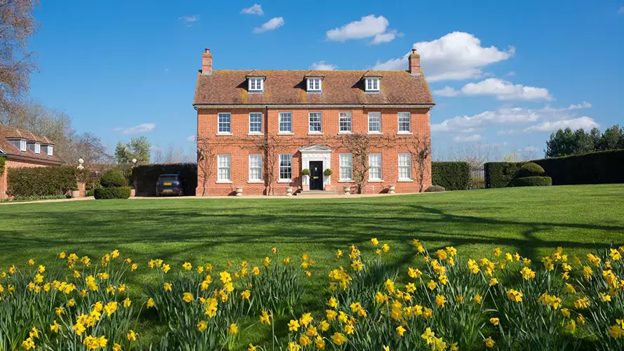 Red-Brick-and-Tiled-Georgian-Country-House-with-Daffodils-in-foreground